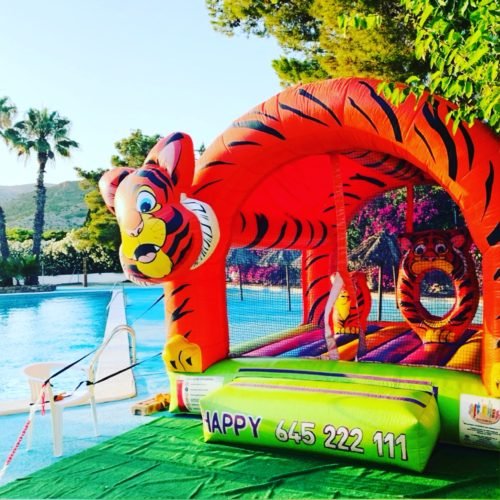 Inflable con diseño de dragón rojo