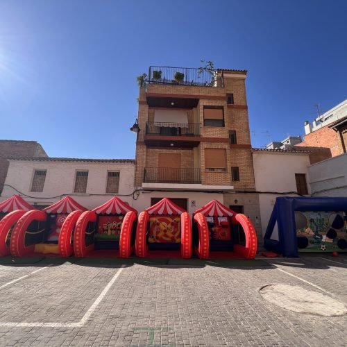 Estructura inflable roja para eventos al aire libre