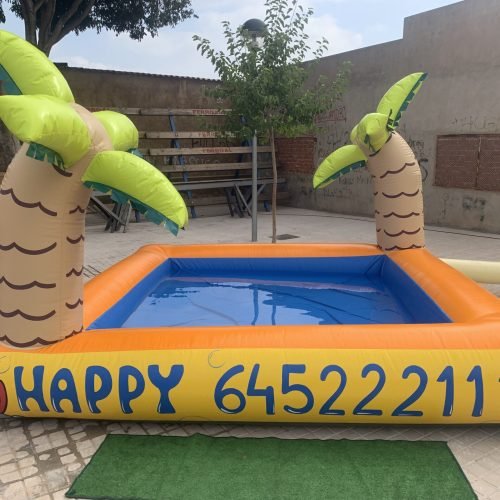 Piscina inflable con decoración tropical