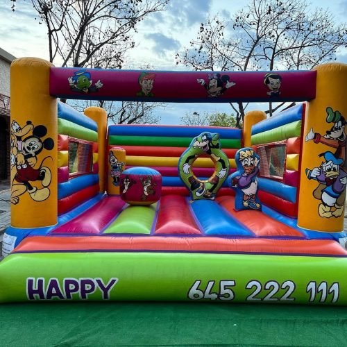 Castillo inflable con personajes animados